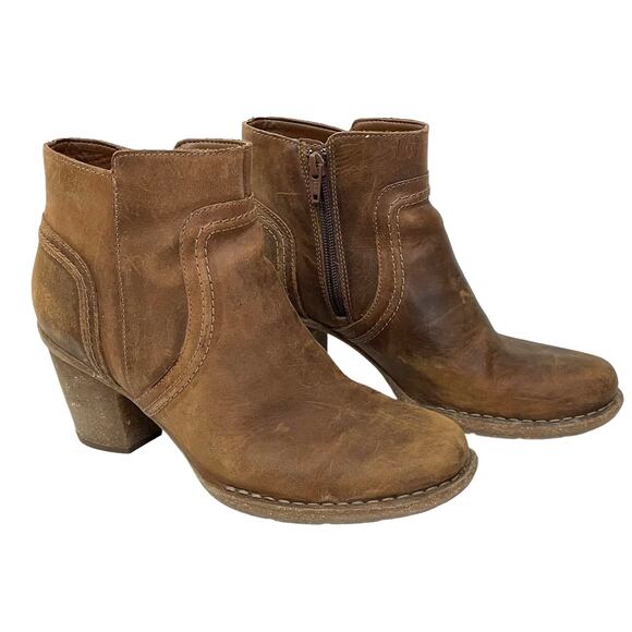 Clarks Carleta Paris Sz 9.5 Brown Distressed Oiled Nubuck Leather Ankle Booties - Picture 1 of 10